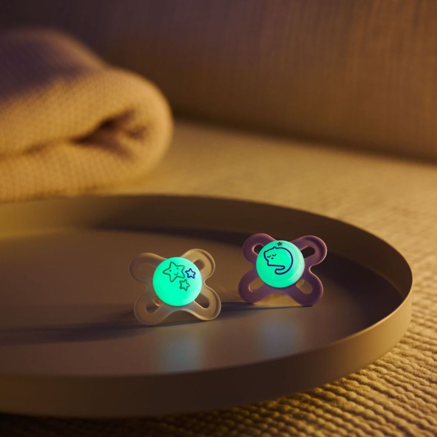 Succhietto original start night 0-2 mesi, si illumina al buio. set da 2, tettarella ortodontica silicone e porta ciuccio sterilizzatore, lilla - mam - Mam