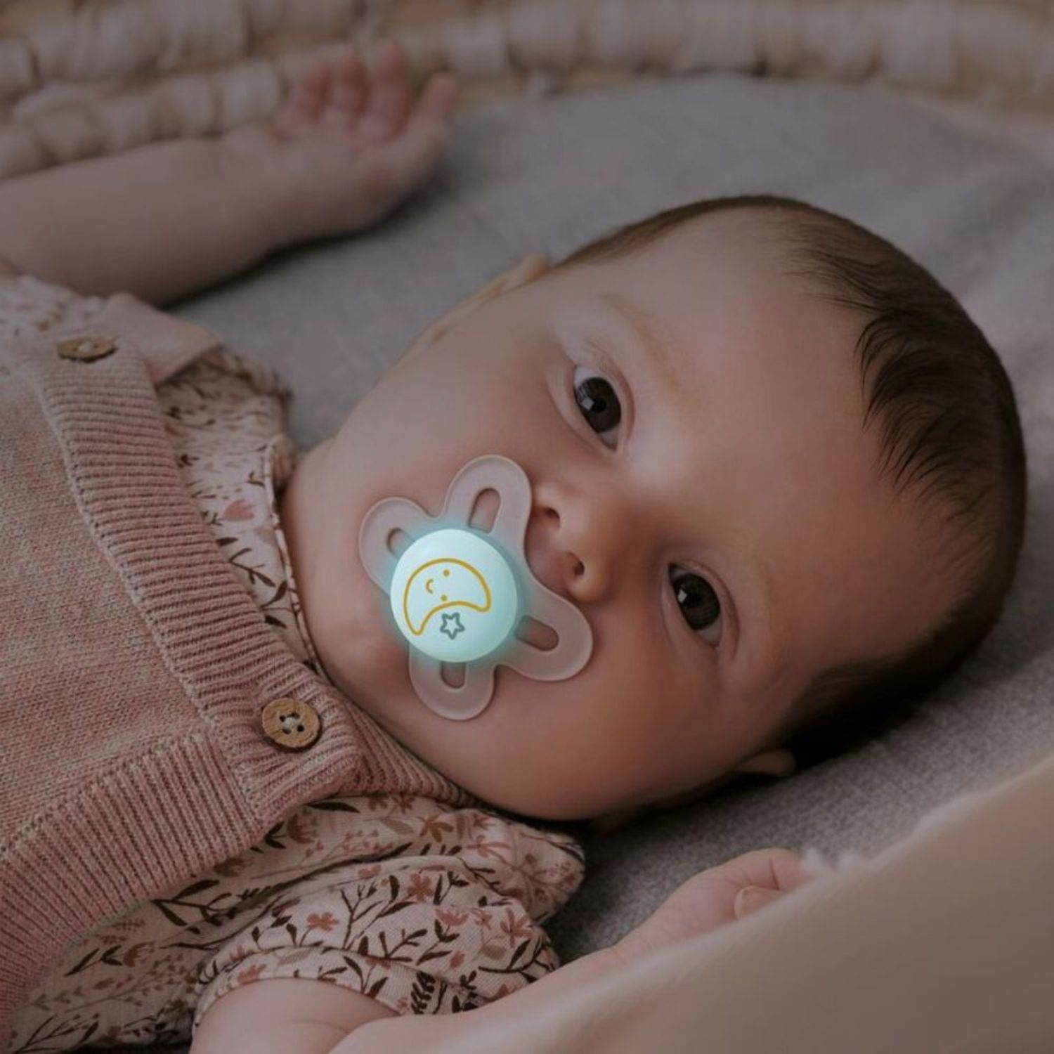 Succhietto original start night 0-2 mesi, si illumina al buio. set da 2, tettarella ortodontica, caucciù e porta ciuccio sterilizzatore, lilla - mam - Mam